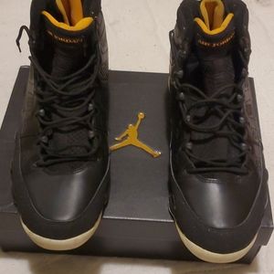 Basketball sneakers used but great condition.